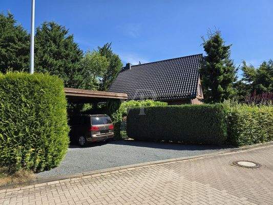 Ansicht Straßenseite mit Einfahrt Doppelcarport