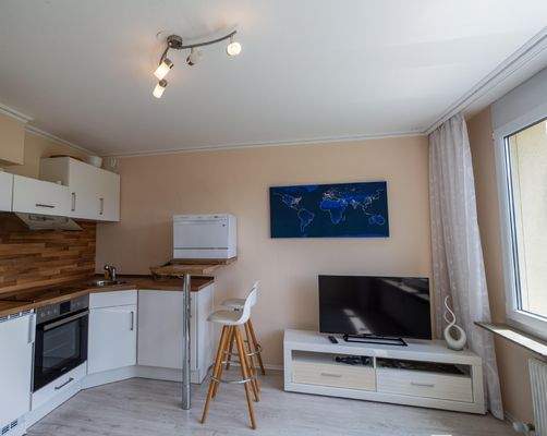 Küchenzeile mit Frühstückstisch