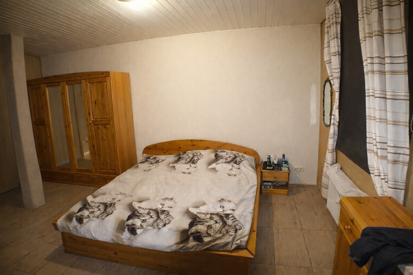 Gemütliches Schlafzimmer mit Kätzchen-Bettwäsche (1).png