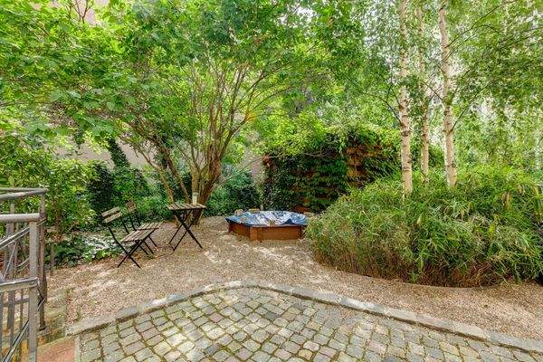 Grüner gepflegter Innenhof