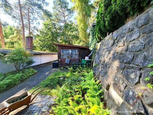 Steinmauer an einer Seite des Grundstücks