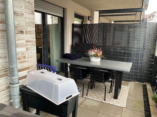 Balkon mit anthrazitfarbener Brüstung.jpg