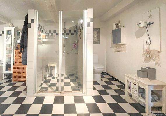 ...sowie einer Dusche und WC