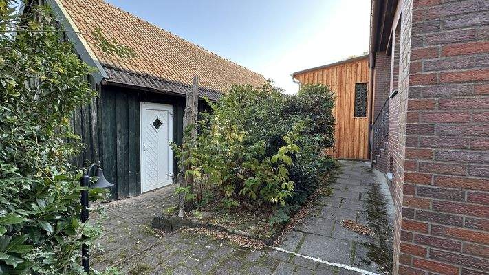 Weg zum Hauseingang und Nebengebäude