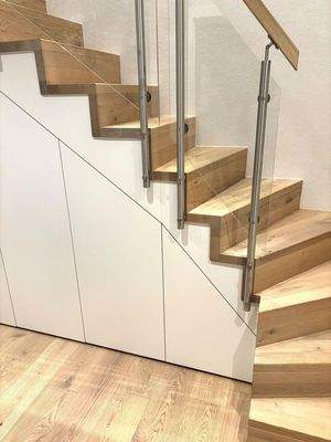 Vollholztreppen mit Einbau