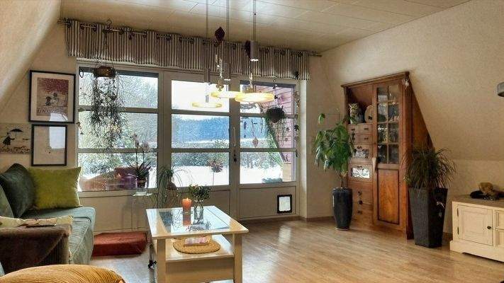 große Fensterfront zur Terrasse