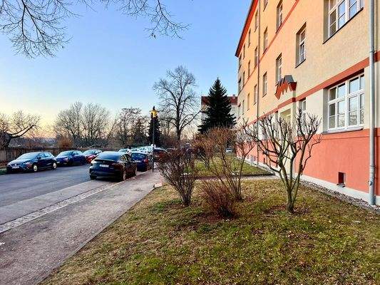 Nebenstraße und Blick auf die Gartensparte gegenüber