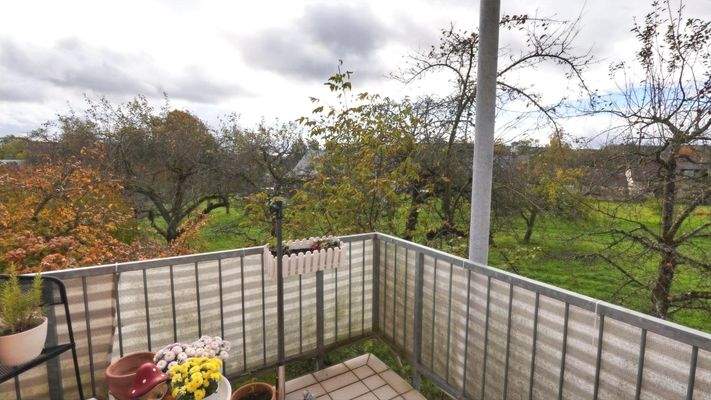 großer Balkon mit Blick ins Grüne