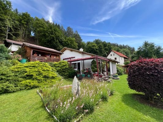 Bungalow mit Carport-Südwestansicht und Garten