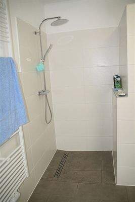Bad mit fußbodenebener Dusche