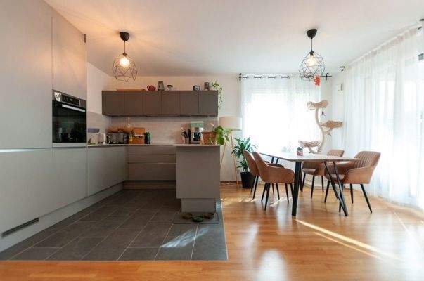 Wohnzimmer Blickrichtung offener Küche mit Einbauküche