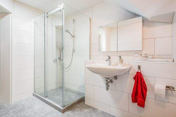 Bad mit Dusche &amp; Badewanne (OG)