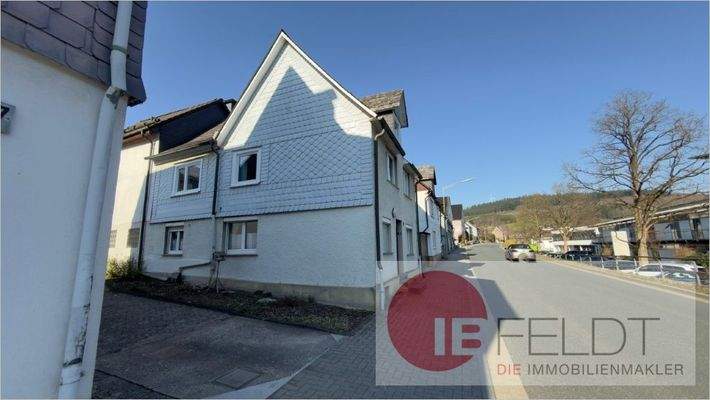 Seitliche Ansicht auf die Einfahrt und Umfeld