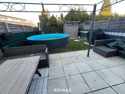 Terrasse mit Garten und Gartenhütte