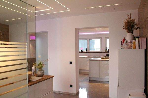 Badezimmer mit Blick in die Küche