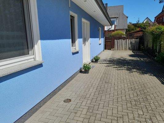 Haus Eingang mit weiteren Stellplätzen