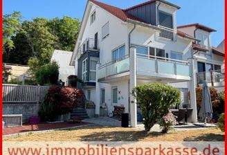 Hausansicht mit Garten und Terrasse
