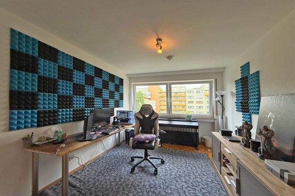 Lichtdurchflutetes Zimmer