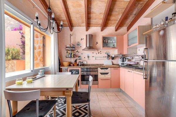 Geräumige Küche mit Durchgang zum Essbereich und direktem Zugang ins Freie