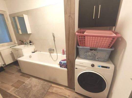 Bad mit Badewanne und Waschmaschinenanschluss Bild 1