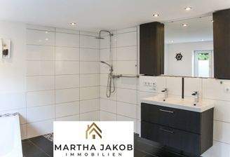 Badezimmer mit Dusche und Badewanne