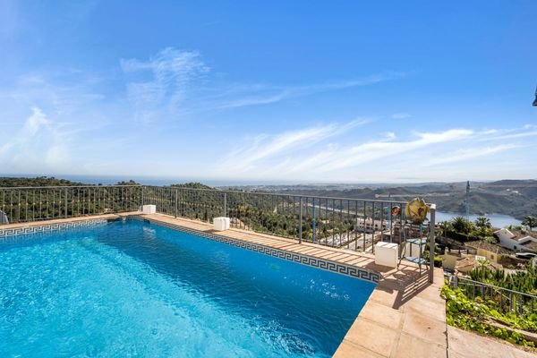 Großzügiger Pool mit wunderschönem Ausblick