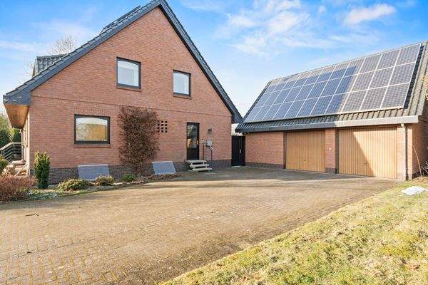 Seitenansicht mit Nebeneingang und Doppelgarage