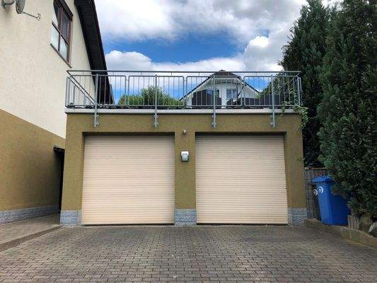 seitliche Garagen