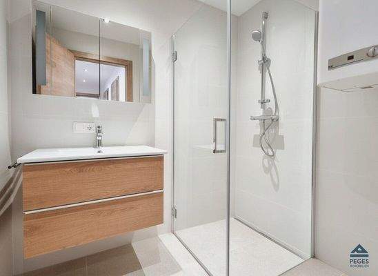 Bad mit Dusche und Waschmaschinen-Anschluss