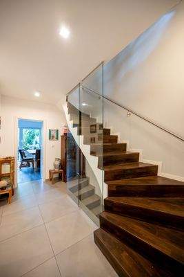 Elegante Treppe mit Glaselementen