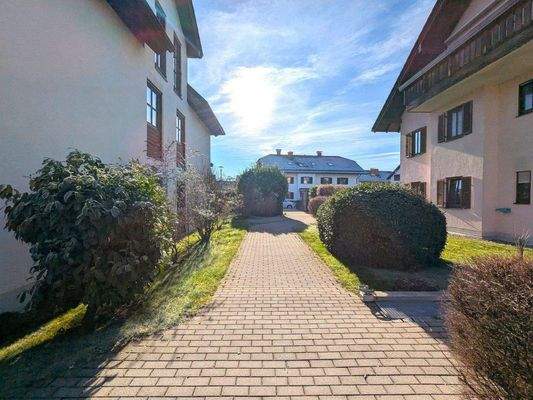 Zugang zum gepflegten Mehrfamilienhaus