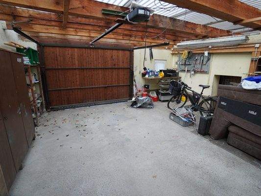 Große Garage mit direktem Zugang in das Kellergeschoss