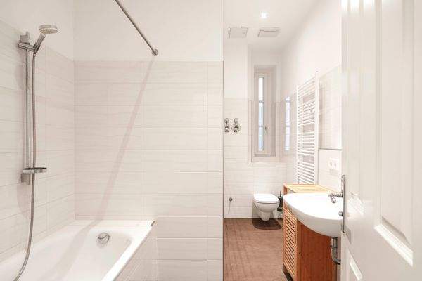 Tageslichtbad mit Badewanne