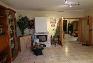 Wohnzimmer mit Kamin