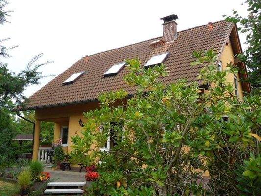 Gartenansicht mit Eingangsbereich