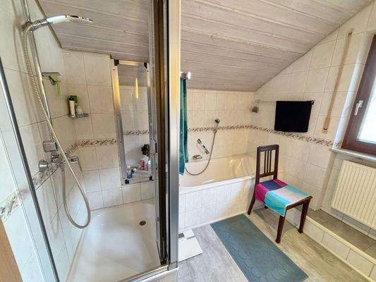 Tageslichtbad  mit Badewanne und Dusche