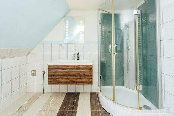 OG  Bad mit Dusche und WC