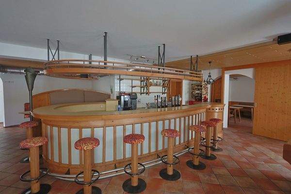 Gastraum mit Bar
