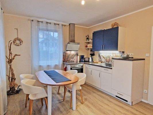 Blick zur Einbauküche