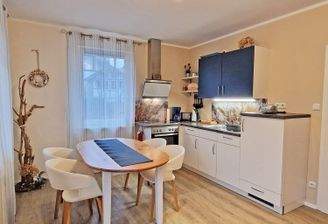 Blick zur Einbauküche