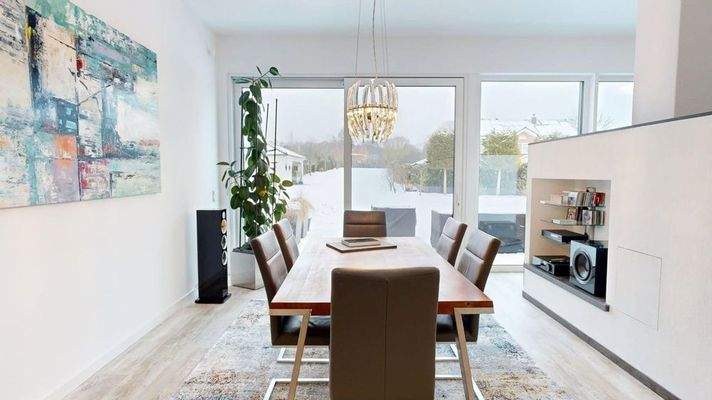 Essbereich mit Terrassenzugang & Kamin