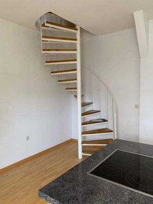 Küche mit Wendeltreppe ins DG