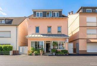 Außenansicht Vorderhaus mit Friseursalon (KI-optimiert)