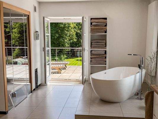 freistehende Wanne + Ausgang zum Balkon