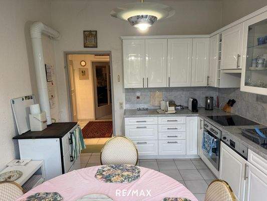 Küche mit Abstellraum