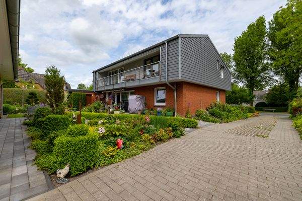 Rückansicht mit Zuwegung zum Nachbarhaus