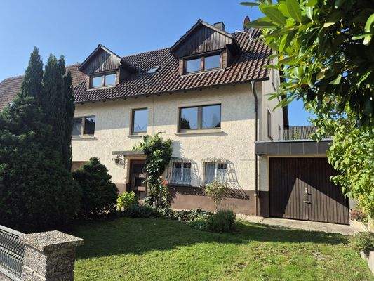 Haus-Vorderansicht - Vorgarten