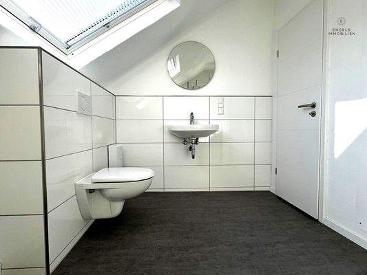 Duschbad mit WC und Waschgelegenheit