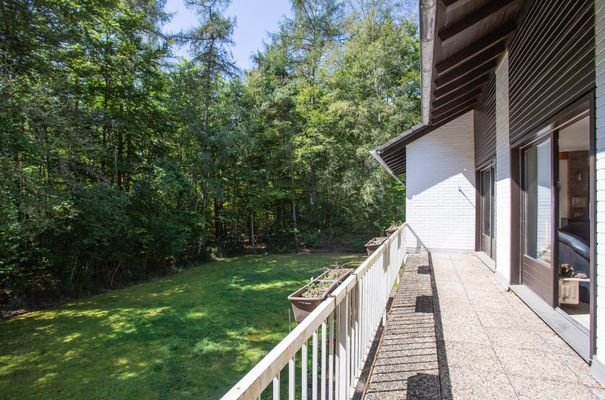 Balkon mit Blick in Garten