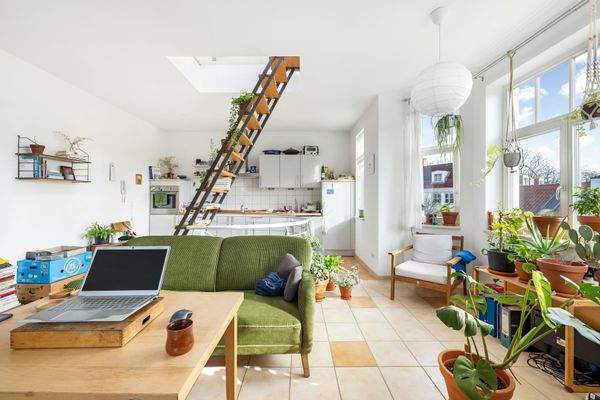 Wohnbereich mit Blick zur Küche (Maisonette-Wohnung links)